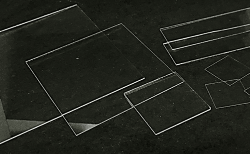 様々なサイズにカットされた正方形と長方形のガラスEagleXG。