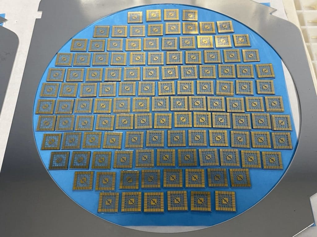 Bild von Goldelektroden, die auf einem Glassubstrat für die Anwendung von E-Nasen in der chemischen Sensorik hergestellt wurden.