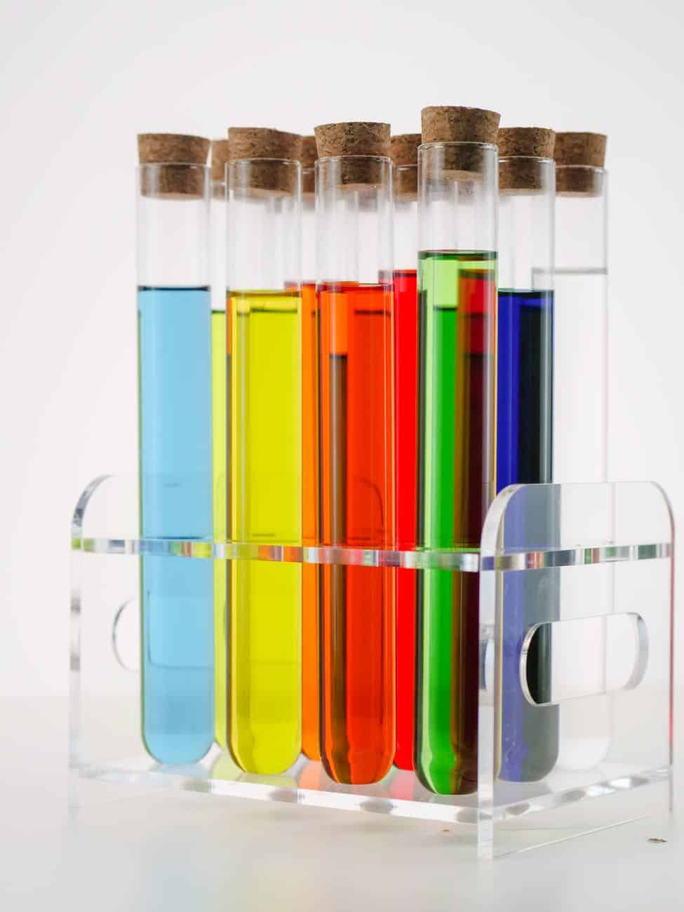 liquides colorés dans des tubes à essai